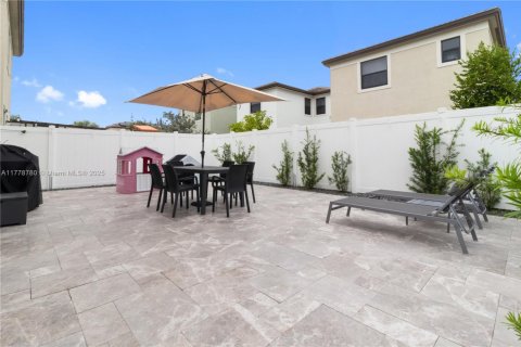 House in Hialeah, Florida 4 bedrooms, 184.88 sq.m. № 1699206 - photo 22