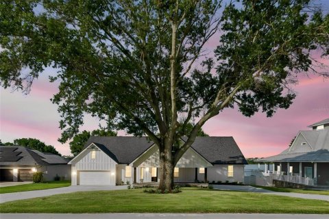 Casa en Auburndale, Florida 5 dormitorios, 342.62 m2 № 2221583