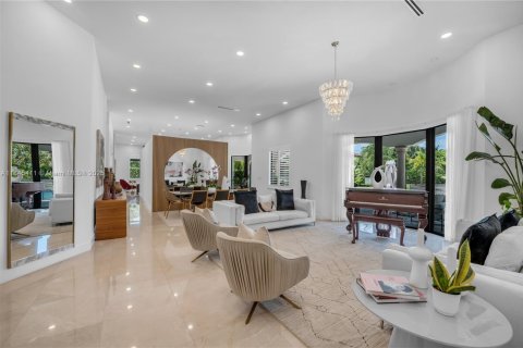 House in Miami, Florida 6 bedrooms, 372.91 sq.m. № 1842496 - photo 2