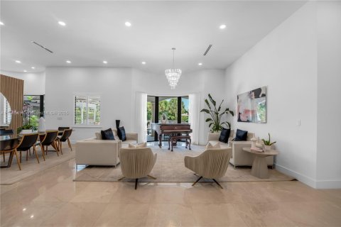 House in Miami, Florida 6 bedrooms, 372.91 sq.m. № 1842496 - photo 12