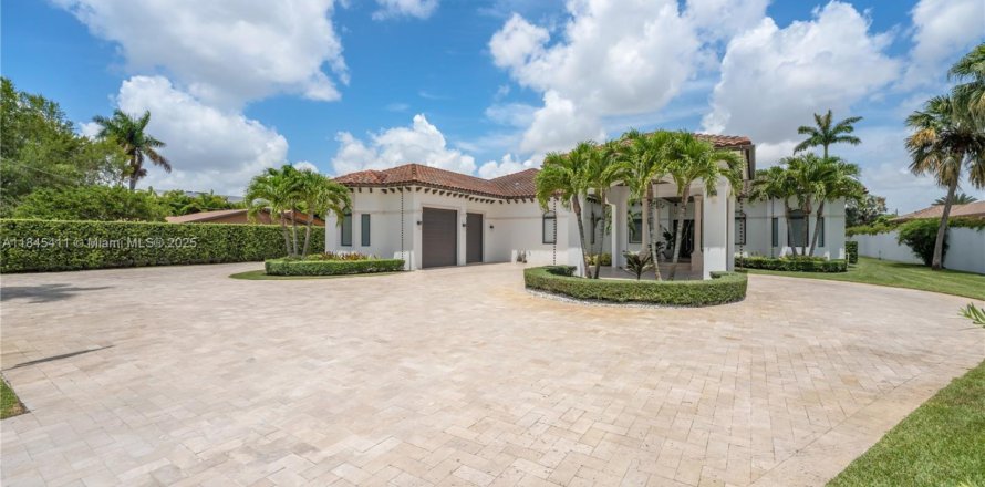 House in Miami, Florida 6 bedrooms, 372.91 sq.m. № 1842496