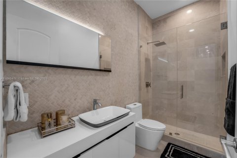 House in Miami, Florida 6 bedrooms, 372.91 sq.m. № 1842496 - photo 29