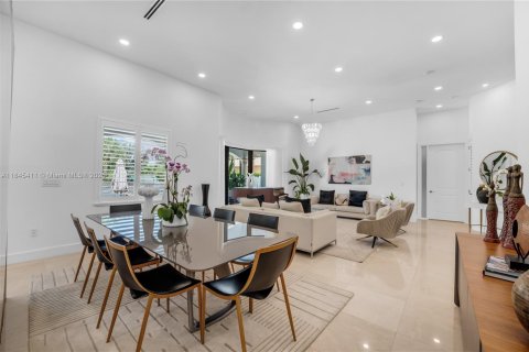 House in Miami, Florida 6 bedrooms, 372.91 sq.m. № 1842496 - photo 13