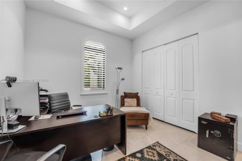 House in Miami, Florida 6 bedrooms, 372.91 sq.m. № 1842496 - photo 28