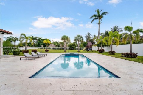 House in Miami, Florida 6 bedrooms, 372.91 sq.m. № 1842496 - photo 5