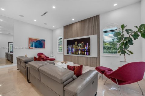 House in Miami, Florida 6 bedrooms, 372.91 sq.m. № 1842496 - photo 11