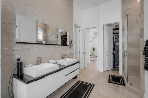 House in Miami, Florida 6 bedrooms, 372.91 sq.m. № 1842496 - photo 24
