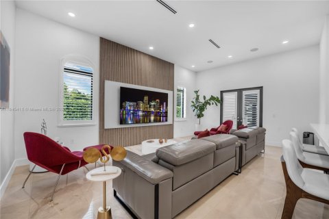 House in Miami, Florida 6 bedrooms, 372.91 sq.m. № 1842496 - photo 14