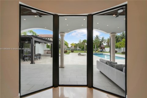 House in Miami, Florida 6 bedrooms, 372.91 sq.m. № 1842496 - photo 10