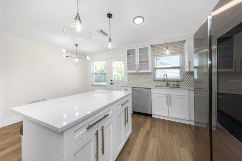 Casa en venta en Clearwater, Florida, 3 dormitorios, 94.11 m2 № 2200117 - foto 11