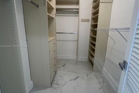 Снять в аренду кондоминиум в Холливуд, Флорида 2 спальни, 102.19м2, № 2075594 - фото 15