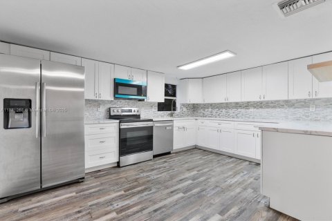 House in Davie, Florida 3 bedrooms, 155.33 sq.m. № 1929380 - photo 8