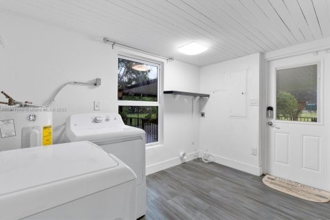 House in Davie, Florida 3 bedrooms, 155.33 sq.m. № 1929380 - photo 22