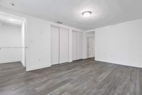 House in Davie, Florida 3 bedrooms, 155.33 sq.m. № 1929380 - photo 13