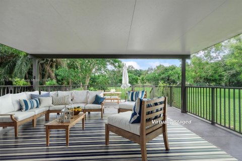 House in Davie, Florida 3 bedrooms, 155.33 sq.m. № 1929380 - photo 25