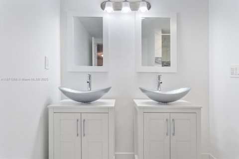 House in Davie, Florida 3 bedrooms, 155.33 sq.m. № 1929380 - photo 18