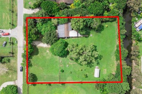 House in Davie, Florida 3 bedrooms, 155.33 sq.m. № 1929380 - photo 2