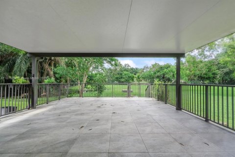 House in Davie, Florida 3 bedrooms, 155.33 sq.m. № 1929380 - photo 26