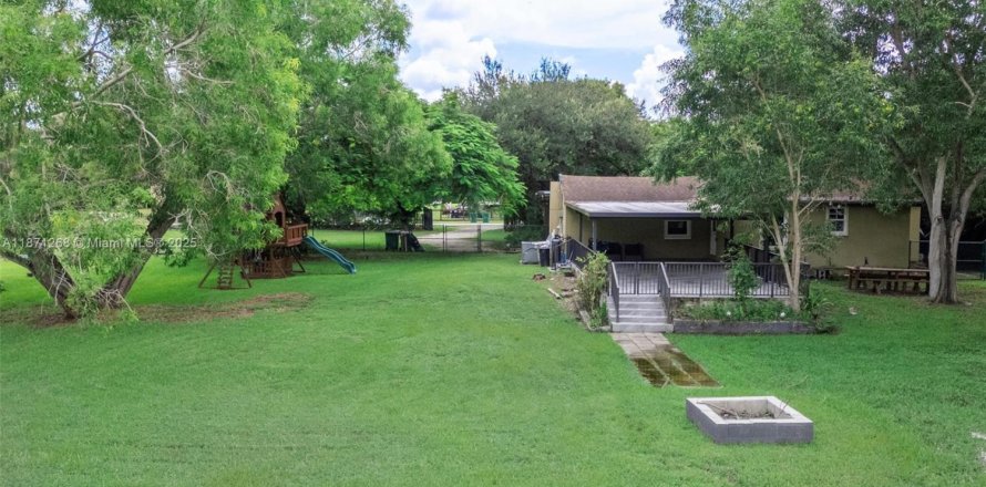 House in Davie, Florida 3 bedrooms, 155.33 sq.m. № 1929380