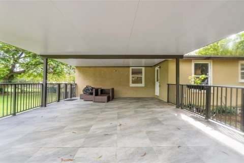 House in Davie, Florida 3 bedrooms, 155.33 sq.m. № 1929380 - photo 24