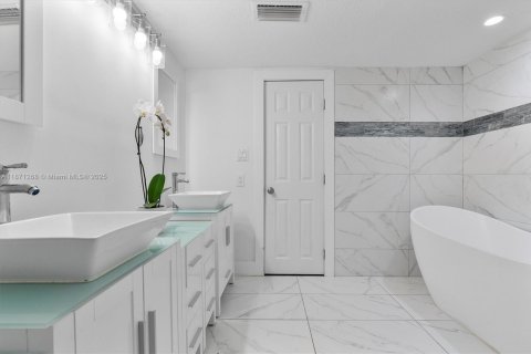 House in Davie, Florida 3 bedrooms, 155.33 sq.m. № 1929380 - photo 15