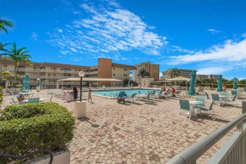 Copropriété à vendre à Hallandale Beach, Floride: 1 chambre, 120.77 m2 № 1869983 - photo 30