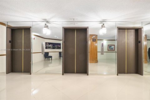 Copropriété à vendre à Hallandale Beach, Floride: 1 chambre, 120.77 m2 № 1869983 - photo 28