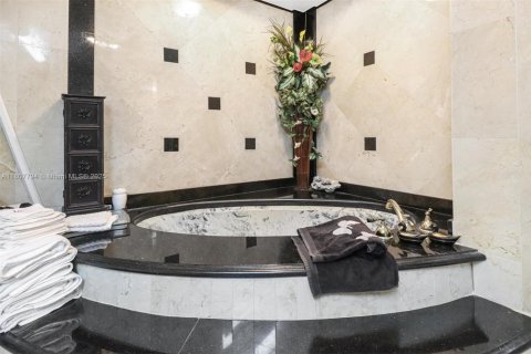 Copropriété à vendre à Hallandale Beach, Floride: 1 chambre, 120.77 m2 № 1869983 - photo 18