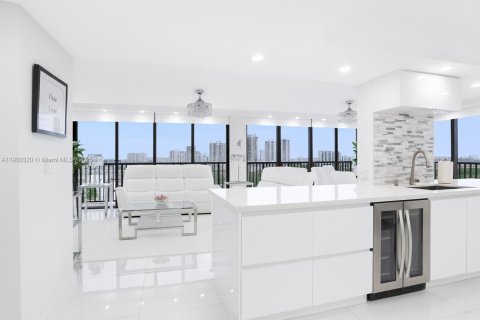 Condominio en venta en Hallandale Beach, Florida, 2 dormitorios, 126.35 m2 № 1953934 - foto 2