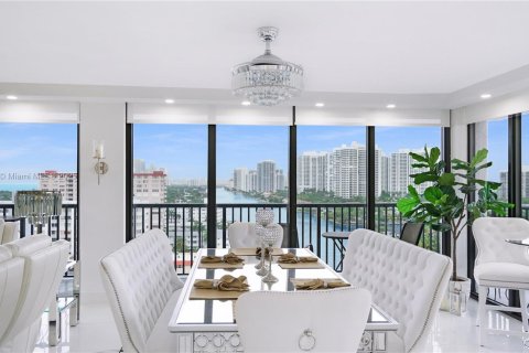 Condominio en venta en Hallandale Beach, Florida, 2 dormitorios, 126.35 m2 № 1953934 - foto 12