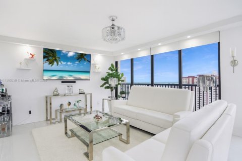 Condominio en venta en Hallandale Beach, Florida, 2 dormitorios, 126.35 m2 № 1953934 - foto 9