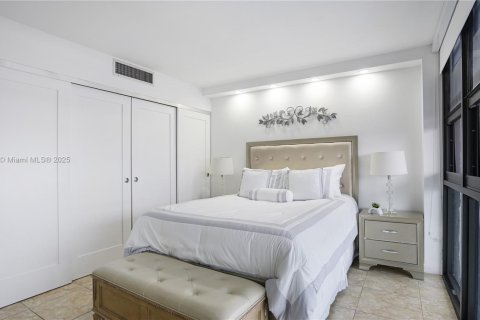 Condominio en venta en Hallandale Beach, Florida, 2 dormitorios, 126.35 m2 № 1953934 - foto 19