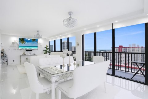 Condominio en venta en Hallandale Beach, Florida, 2 dormitorios, 126.35 m2 № 1953934 - foto 14