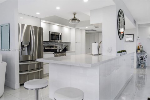Condominio en venta en Hallandale Beach, Florida, 2 dormitorios, 126.35 m2 № 1953934 - foto 3
