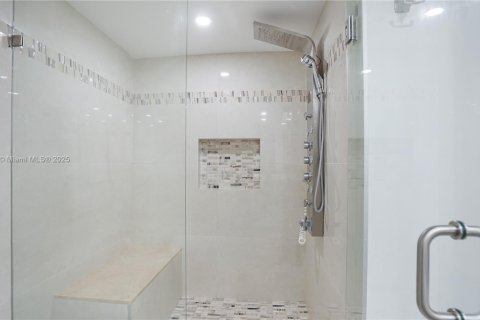 Condominio en venta en Hallandale Beach, Florida, 2 dormitorios, 126.35 m2 № 1953934 - foto 23