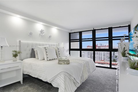 Condominio en venta en Hallandale Beach, Florida, 2 dormitorios, 126.35 m2 № 1953934 - foto 20