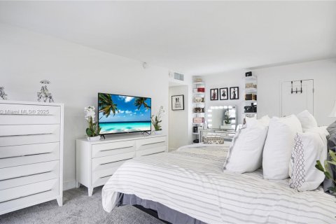 Condominio en venta en Hallandale Beach, Florida, 2 dormitorios, 126.35 m2 № 1953934 - foto 17