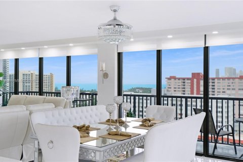 Condominio en venta en Hallandale Beach, Florida, 2 dormitorios, 126.35 m2 № 1953934 - foto 13