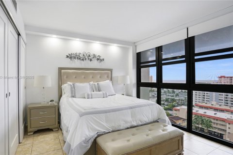 Condominio en venta en Hallandale Beach, Florida, 2 dormitorios, 126.35 m2 № 1953934 - foto 18