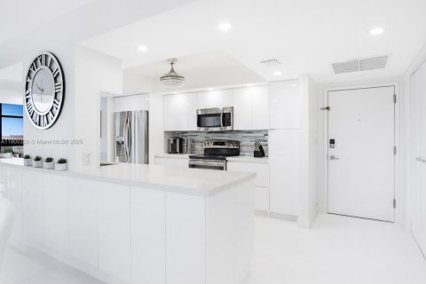 Condominio en venta en Hallandale Beach, Florida, 2 dormitorios, 126.35 m2 № 1953934 - foto 1