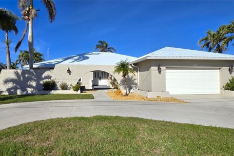 House in Punta Gorda, Florida 4 bedrooms, 248.33 sq.m. № 1565013 - photo 2