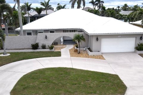 House in Punta Gorda, Florida 4 bedrooms, 248.33 sq.m. № 1565013 - photo 1