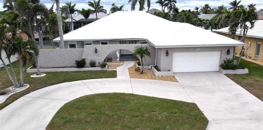 House in Punta Gorda, Florida 4 bedrooms, 248.33 sq.m. № 1565013