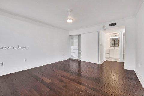 Condo in Miami, Florida, 2 bedrooms № 2063217 - photo 17