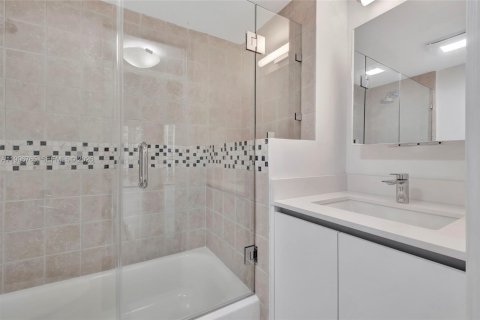 Condo in Miami, Florida, 2 bedrooms № 2063217 - photo 14