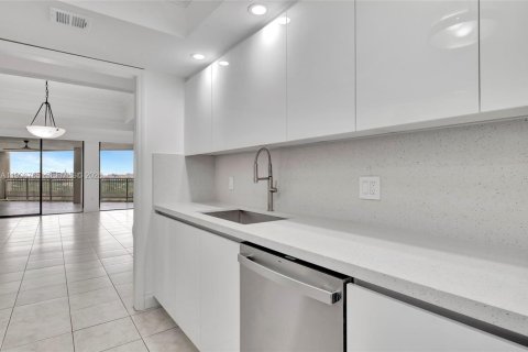 Condo in Miami, Florida, 2 bedrooms № 2063217 - photo 6