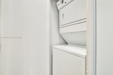 Condo in Miami, Florida, 2 bedrooms № 2063217 - photo 21