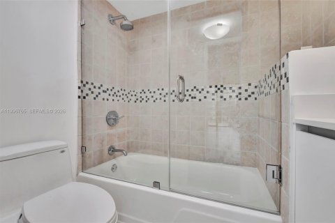 Condo in Miami, Florida, 2 bedrooms № 2063217 - photo 13