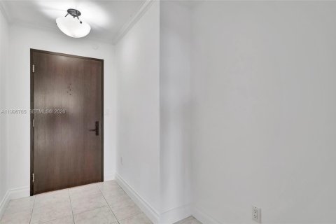 Condo in Miami, Florida, 2 bedrooms № 2063217 - photo 3