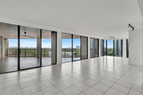 Condo in Miami, Florida, 2 bedrooms № 2063217 - photo 2